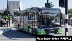თბილისში რამდენიმე კვირაა მოძრაობს ახალი, 18-მეტრიანი ავტობუსები.
