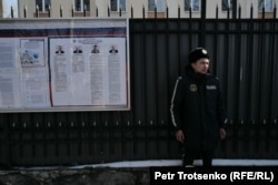 Ресей бас консулдығы алдындағы жағдайды бақылап тұрған полиция қызметкері. Алматы, 17 наурыз, 2024 жыл.