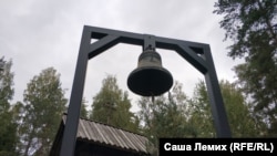 Колокол на Левашовском мемориальном кладбище под Петербургом