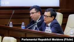 Guvernatorul BNM, Octavian Armașu (dreapta), la audieri parlamentare, 21 decembrie 2023.