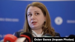 Ministrul Educaţiei, Ligia Deca, a spus vineri că un elev care a fost exmatriculat de la o unitate de învăţământ poate fi reînmatriculat ulterior la o altă şcoală.