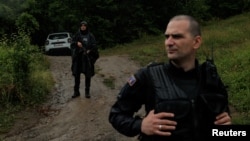 Policë të Kosovës duke patrulluar pranë fshatit Bare, në veri të Kosovës më 14 qershor 2023.