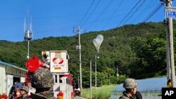 Балоните со отпад испратени од Северна Кореја се прикачени на далноводи во Јужна Кореја, 29 мај 2024 година.