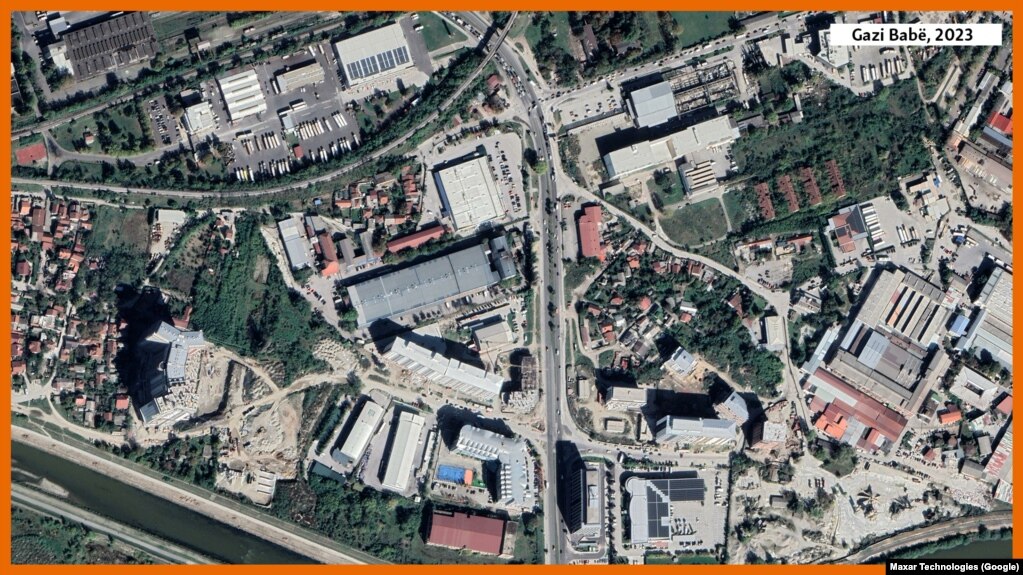 Gazi Baba është i vetmi vendbanim në Shkup që ka pyll. Por, edhe atje, pamja nga lart shfaq se ideja e urbanizimit dhe betonimit nuk e ka kursyer as atë. Zonat e gjelbra po tkurren, në dëm të ndërtesave.