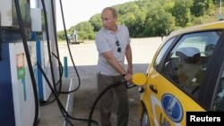 Владимир Путин зарежда автомобил "Лада" на бензиностанция в Хабаровска област през август 2010 г.