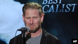  Кори Тейлър реагира прочувствено когато печели премията за най-хубав вокалист на списание 