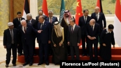 Ministrul chinez de externe, Wang Yi, alături de delegația miniștrilor din țările arabe și musulmane, Beijing, 20 noiembrie.