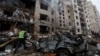 Рятувальники гасять пожежу в багатоповерхівці в Києві після російського удару, 2 січня 2024 року