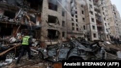 Рятувальники гасять пожежу в багатоквартирному будинку, Київ, 2 січня 2024 року
