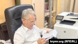 Лидер крымскотатарского народа Мустафа Джемилев знакомится с книгой