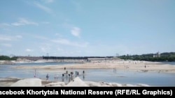 Обмілілий Дніпро між Хортицею і ДніпроГЕСом внаслідок руйнування греблі Каховського водосховища. Червень 2023 року