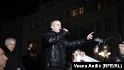 Lider desničarskog pokreta "Narodna patrola" se obraća učesnicima skupa protiv politike Vlade Srbije prema Kosovu u Beogradu, 15. februar 2023.
