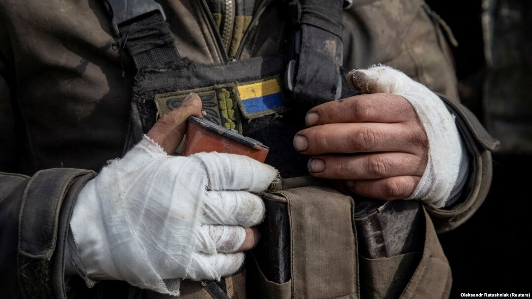 O înregistrare video în care un soldat ucrainean este executat aparent de soldaţi ruşi a devenit virală pe Twitter