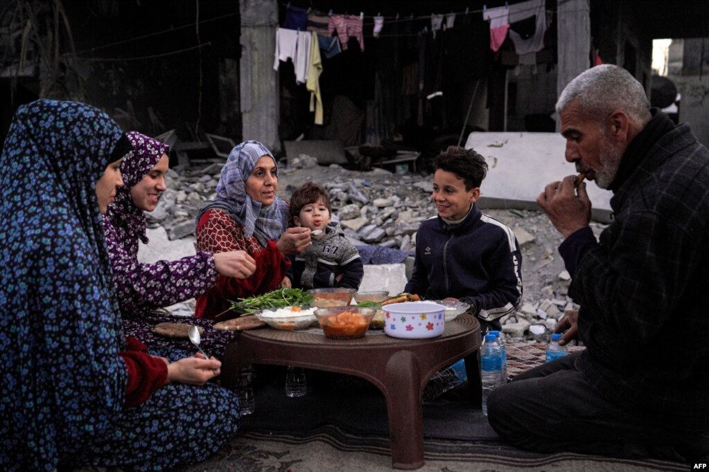 Iftar i thjeshtë e jo i bollshëm i familjes Al-Naji. Sekretari i Përgjithshëm i Kombeve të Bashkuara, Antonio Guterres, u bëri thirrje Izraelit dhe Hamasit që ta respektojnë muajin e Ramazanit duke i ndalur luftimet në Rripin e Gazës.