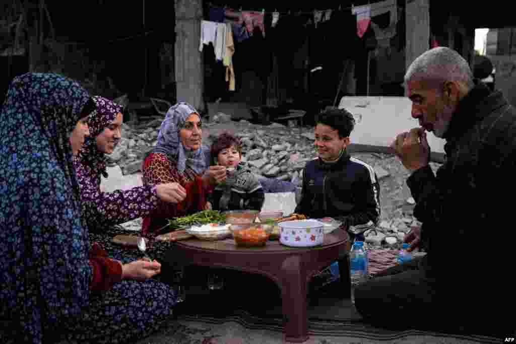 Скромното мени за ифтар на семејството Ал-Наџи, 11 март. Генералниот секретар на Обединетите нации Антонио Гутереш апелираше до Израел и Хамас да го почитуваат месецот Рамазан со прекин на огнот во војната што ја водат во Појасот Газа.