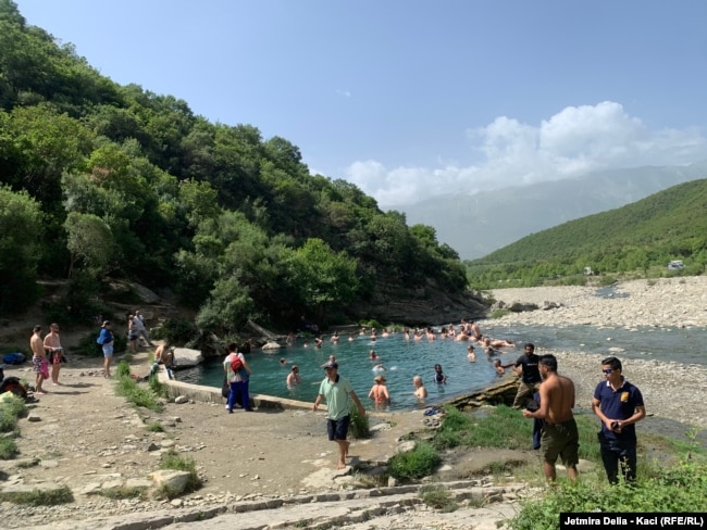 Turistë të shumtë në Benjë, zonë 14 kilometra larg qytetit të Përmetit.