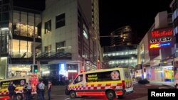 Policajci na mjestu događaja izvan Bondi Junctiona nakon napada u trgovačkom centru u Sidneju, Australija, 13.aprila 2024.