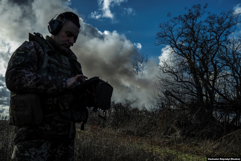 Un soldato ucraino della 55a brigata separata di artiglieria si prepara a sparare con un obice M777 verso le posizioni russe vicino alla città in prima linea di Maryinka, nella regione di Donetsk, il 26 dicembre. Nonostante la ritirata dalla città distrutta, le forze di Kiev continuano a bombardare le posizioni russe a Maryinka.