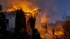 Ukrajinski spasioci gase požar nakon raketnog udara u Harkivu, Ukrajina, 10. 5. 2024.