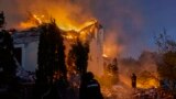 Ukrajinski spasioci rade na gašenju požara na mjestu ruskog raketnog udara na privatne zgrade u Harkivu, na sjeveroistoku Ukrajine, 10. maja.