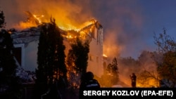Ukrán mentők dolgoznak Harkivban az éjszakai légicsapás helyszínén 2024. május 10-én