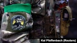 Український артилерист із нарукавною нашивкою із зображенням Тараса Шевченка та словами «Вогонь запеклих не пече» (архівне фото)