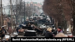 Колона знищеної російської військової техніки на центральній вулиці Бучі, 1 березня 2022 року