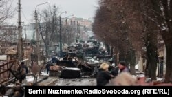 Колонна уничтоженной военной техники РФ на центральной улице в Буче, Украина, 1 марта 2022 года