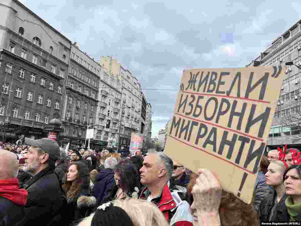 &#39;Živeli izborni migranti!&#39; još je jedna od poruka koja je mogla da se vidi na protestima.&nbsp;Beograd, 30. decembar 2023.