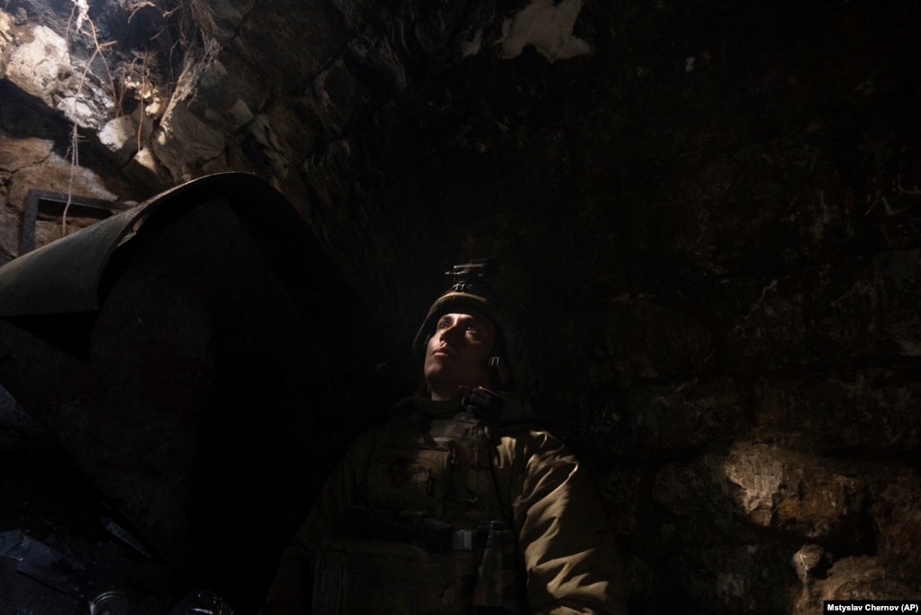 Një ushtar ukrainas duke u fshehur në një bunker në vijën e frontit në Andrijivka, më 16 shtator. Qëllimi i brigadës ka qenë kapja e Andrijivkës. Pas më shumë se tre muajsh beteje, ata më në fund depërtuan duke lëshuar granata me dronë, e duke qëlluar në drejtim të forcave ruse që ikën para tyre.