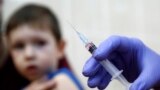 Во время прививки от кори в детской поликлинике, иллюстративная фотография