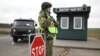 Белорусские пограничники проверяют водителей и транспортные средства, въезжающие в пограничную зону вблизи границы с Украиной, 15 февраля 2023 года