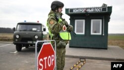 Беларуски граничен полицай на пункт на границата между Беларус и Русия.