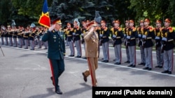 Șeful Statului Major al Apărării al Armatei României, generalul Gheorghiță Vlad (dreapta, în prim plan) vizitează Chișinăul în perioada 25-27 iunie.