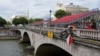 Jedan od mostova na rijeci Seni sa kojeg će ljudi posmatrati ceremoniju otvaranja Olimpijskih igara, Pariz, 16. juli 2024.