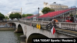 Jedan od mostova na rijeci Seni sa kojeg će ljudi posmatrati ceremoniju otvaranja Olimpijskih igara, Pariz, 16. juli 2024.