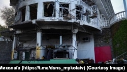 Pasojat e një sulmi rus në një hotel në Mikolaiv, Ukrainë, 28 prill 2024.