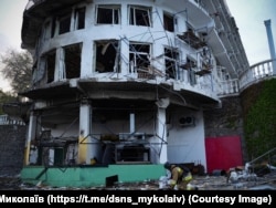 Urmările unui atac asupra unui hotel din Nikolaev, pe 28 aprilie.