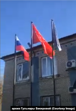 Флаги, вывешенные перед поссоветом Новоалексеевки 5 марта 2022 года
