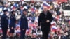 Ресей президенті Владимир Путин (оң жақта) Украинаға қарсы соғысып жатқан ресейлік жауынгерлерге арналған концертте. "Лужники" стадионы, Мәскеу, 22 ақпан, 2023 жыл.