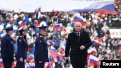 Presidenti rus, Vladimir Putin (djathtas) mori pjesë në një koncert kushtuar ushtarëve rusë të përfshirë në fushatën ushtarake në Ukrainë në prag të Ditës së Mbrojtësit të Atdheut në stadiumin Luzhniki në Moskë më 22 shkurt.