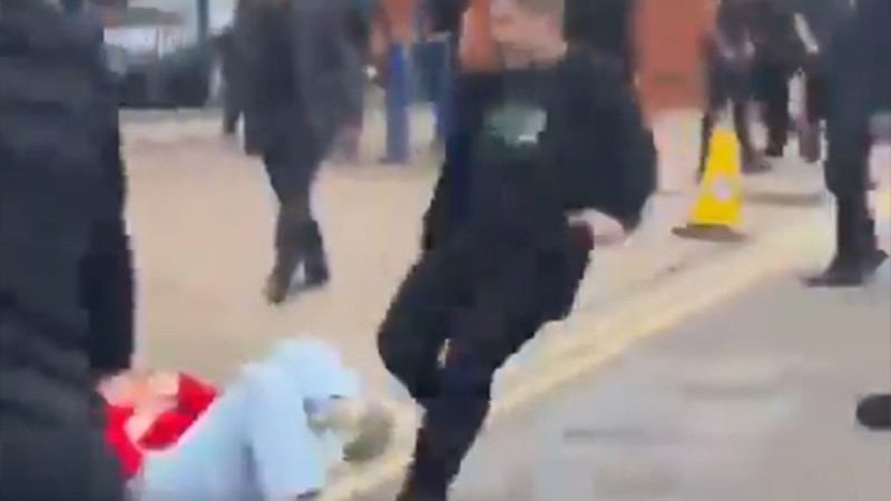 «حمله» شرکت‌کنندگان در مراسم رئیسی به معترضان؛ پلیس لندن: یک نفر بازداشت شد