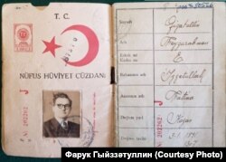 Фарук әфәнденең әтисе Фәйзрахман Гыйззәтуллинга бирелгән паспорт. Исемнәр латин хәрефләре белән язылган