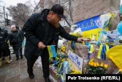 Люди у памятника украинскому поэту Тарасу Шевченко в знак поддержки Украины в день второй годовщины войны. Алматы, 24 февраля 2024 года