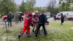Рятувальники та медики працюють на місці ракетної атаки РФ на Чернігів, 17 квітня 2024 року