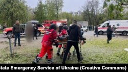 Рятувальники та медики працюють на місці ракетної атаки РФ на Чернігів, 17 квітня 2024 року