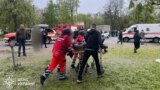 Поранених розвозять по лікарнях міста. На 12-ту годину 17 квітня відомо про 11 загиблих, і пів сотні постраждаих. Росія вдарила по Чернігову «Іскандерами» 17 вітня 2024 року 