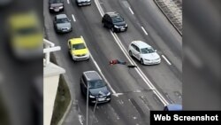 Un bărbat a zăcut întins pe o șosea din Alba și mai mulți șoferi l-au ocolit. Imaginile cu ceea ce s-a dovedit a fi un experiment au fost publicate de alba24.ro (Captură video)
