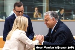 Ideológiai testvérek: Meloni Mateusz Morawiecki lengyel és Orbán Viktor magyar miniszterelnökkel egy EU-csúcson 2023. június 29-én