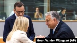 Giorgia Meloni olasz és Mateusz Morawiecki lengyel kormányfő Orbán Viktorral a brüsszeli EU-csúcson, 2023. június 29-én